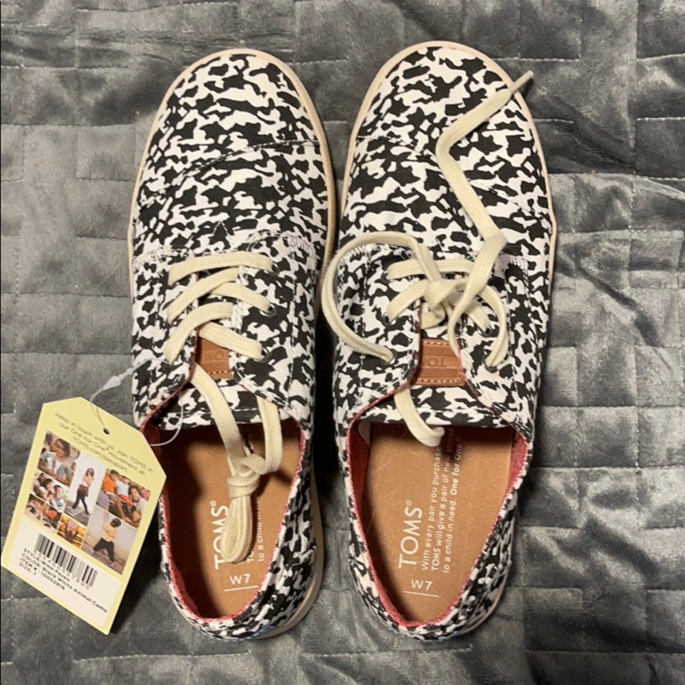 NWT. Tom’s animal print sneakers.